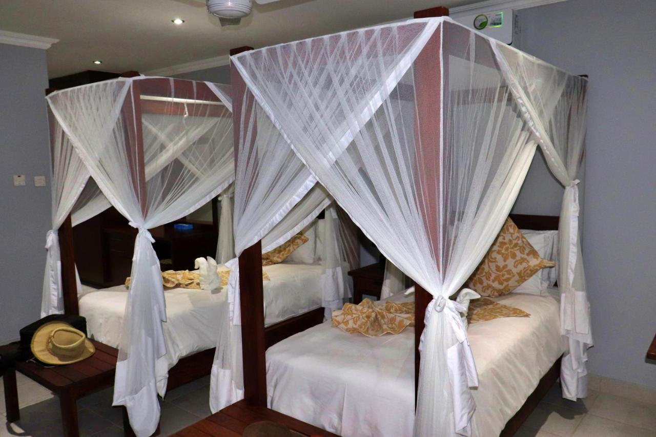 Tlou Safari Lodge Касане Екстериор снимка