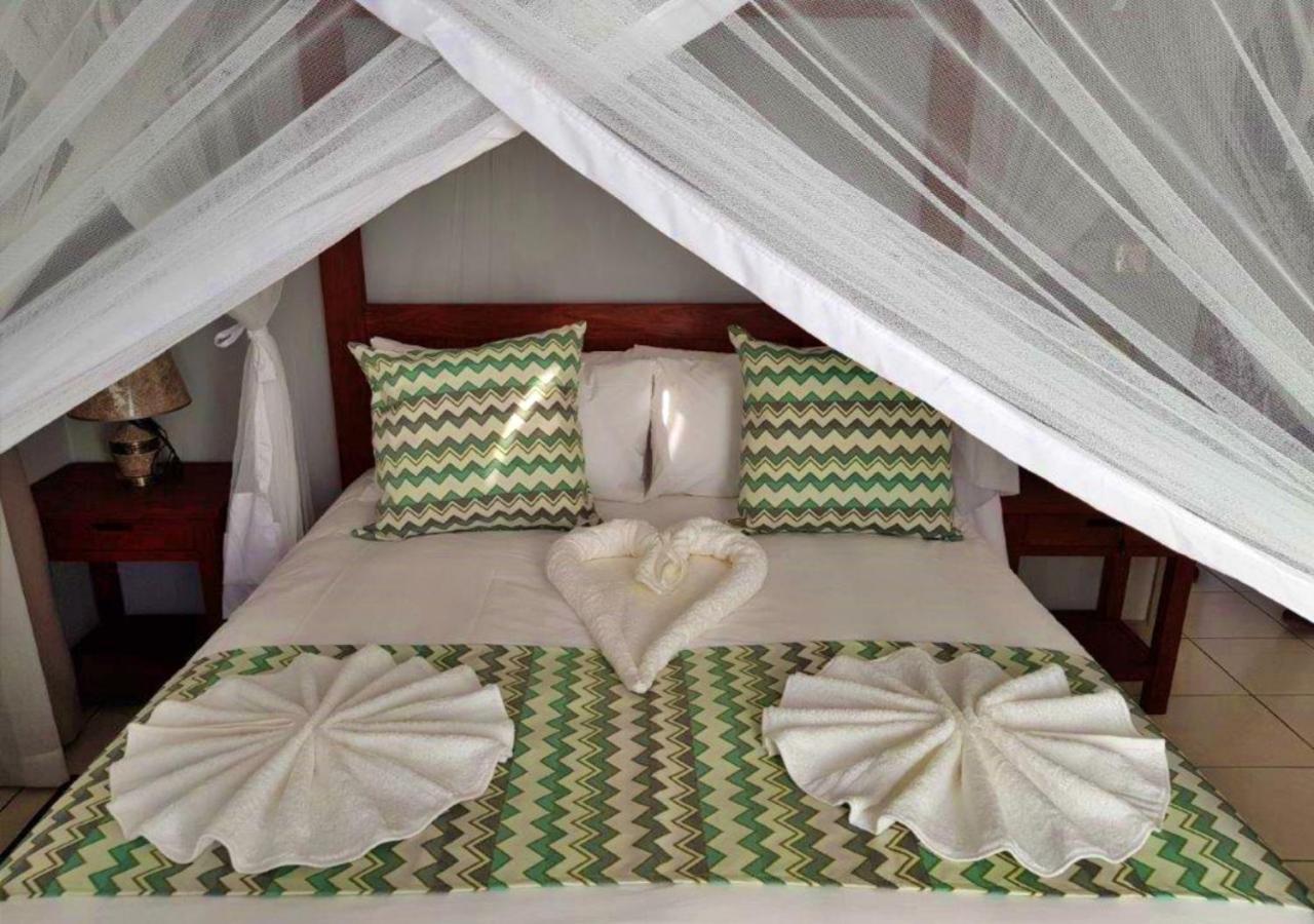 Tlou Safari Lodge Касане Екстериор снимка